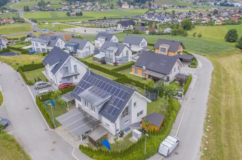 Vista aérea de un barrio residencial de Oviedo con placas solares en los tejados