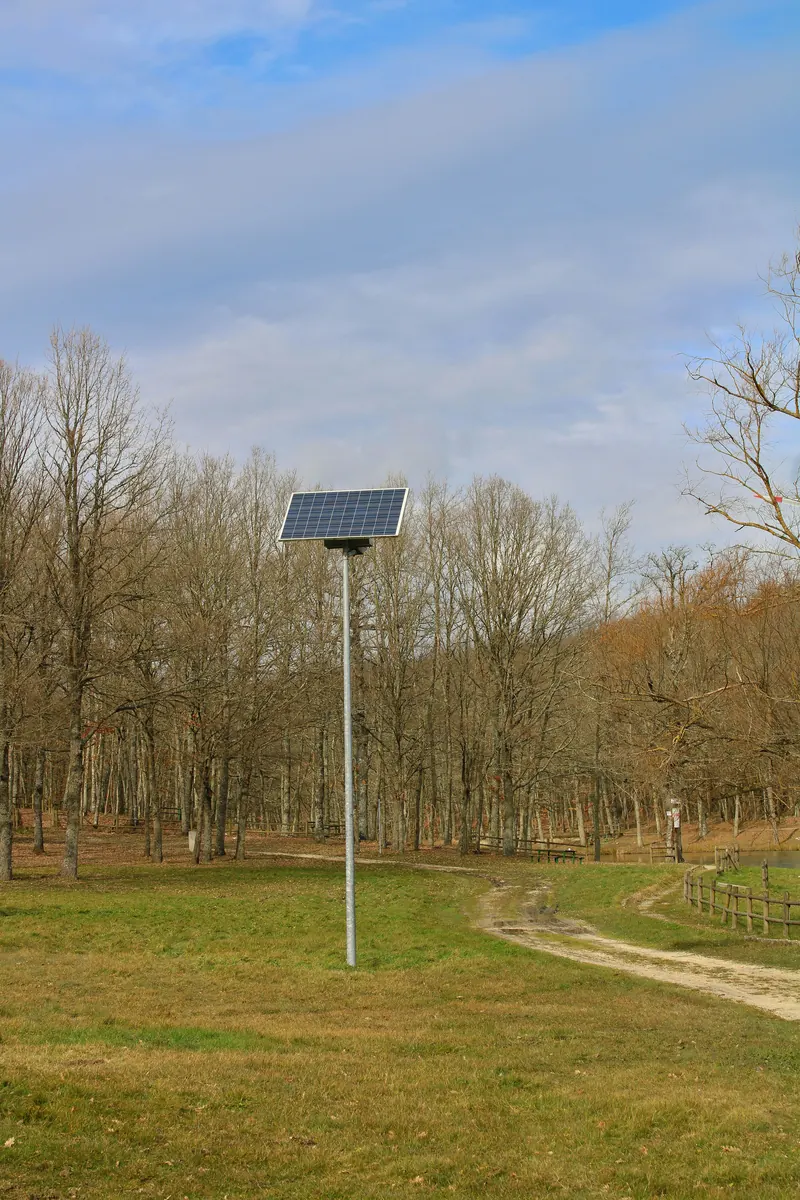 Instalación solar aislada sobre poste en una finca